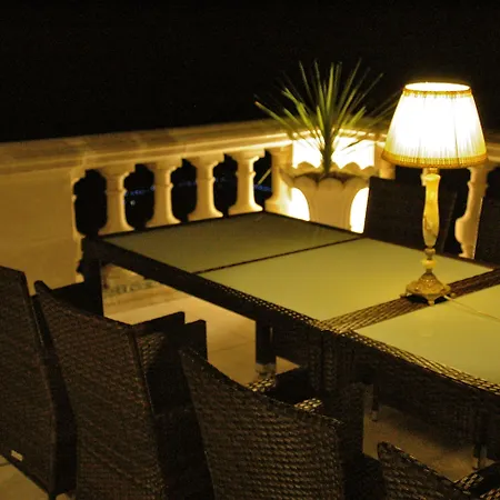 La Grande Maison Bed & Breakfast