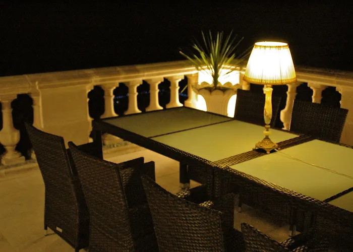 La Grande Maison Bed & Breakfast